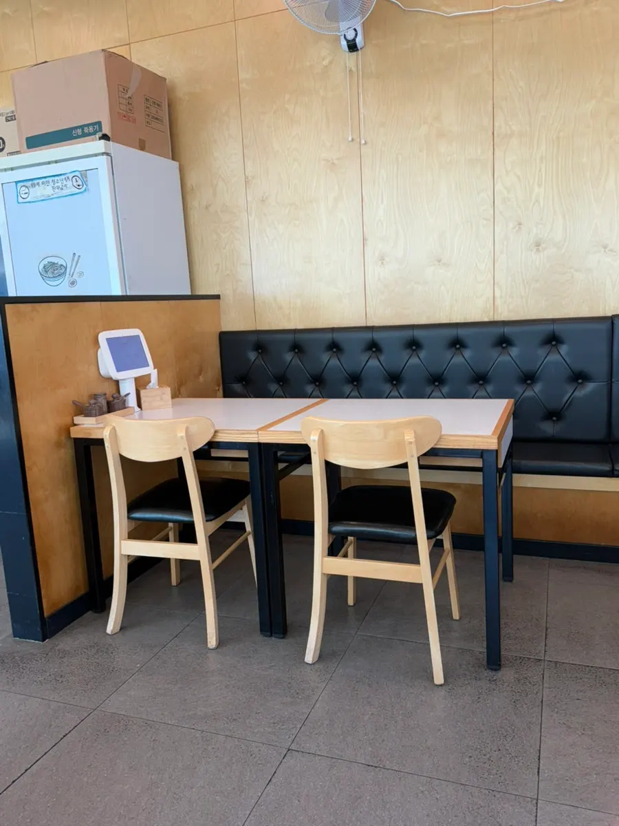Table seating at Handam Guksu Gwakji Aewol Branch