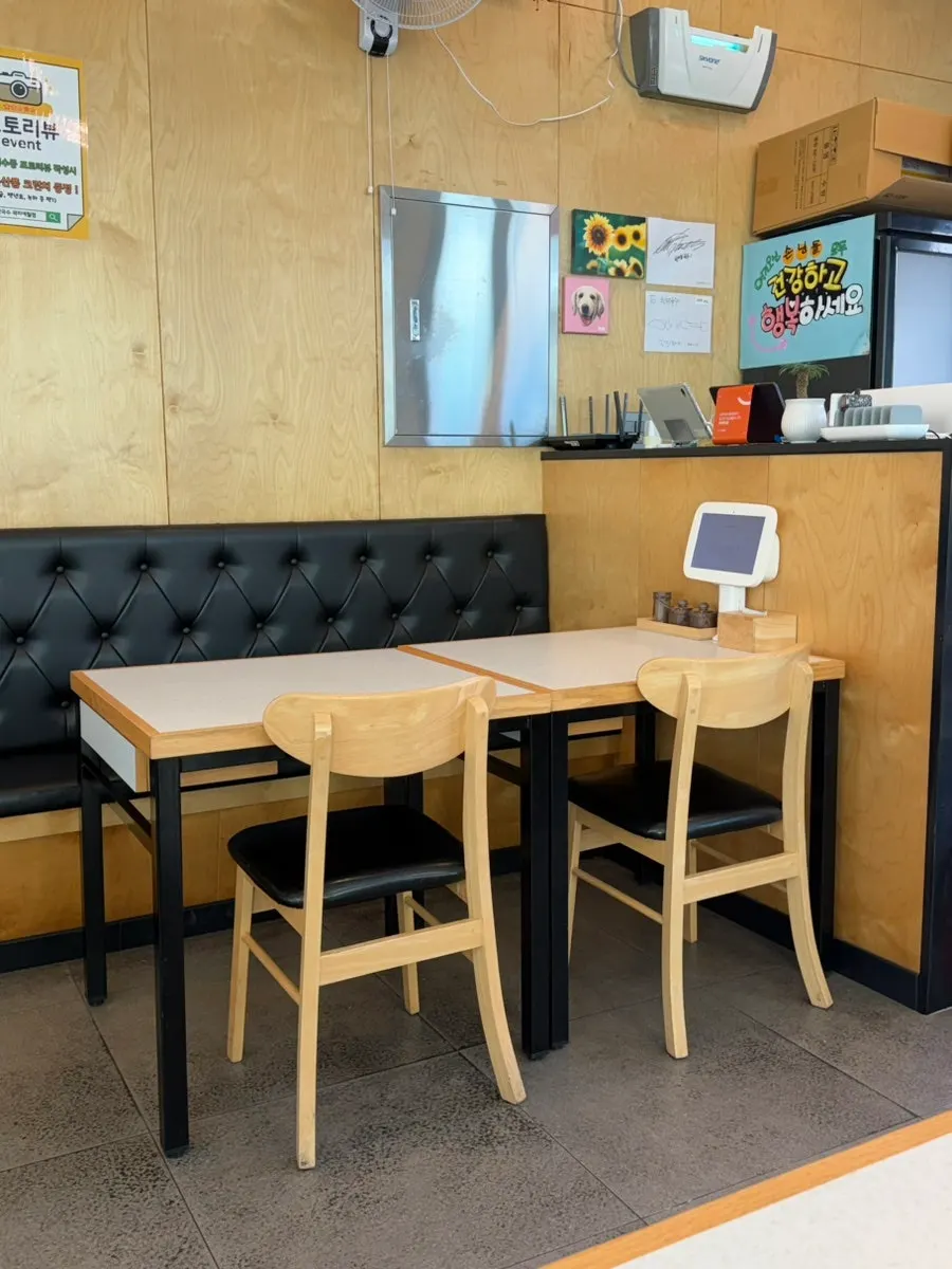 Interior seating arrangement at Handam Guksu