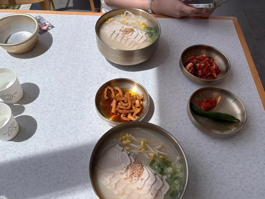 셀프 코너에 준비된 무말랭이 장아찌와 김치