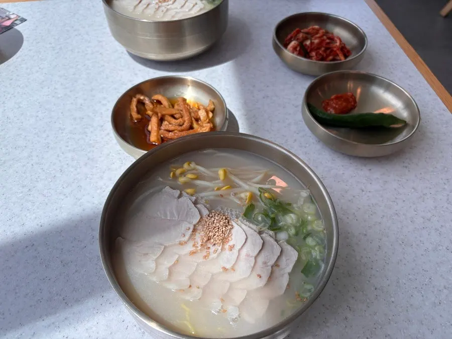 접시에 담아온 셀프 밑반찬