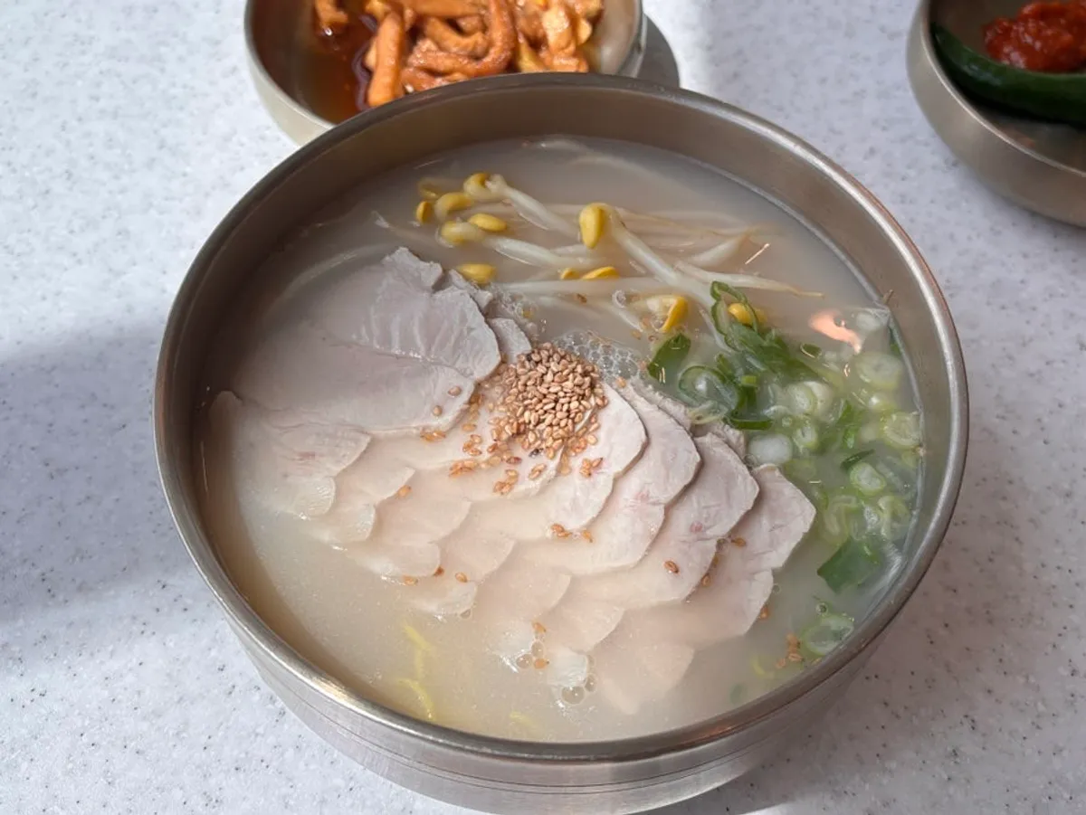한담국수 진한 사골 고기국수 한 그릇