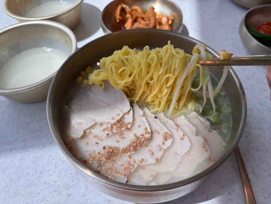 고기국수 위에 올라간 두툼한 고기 고명