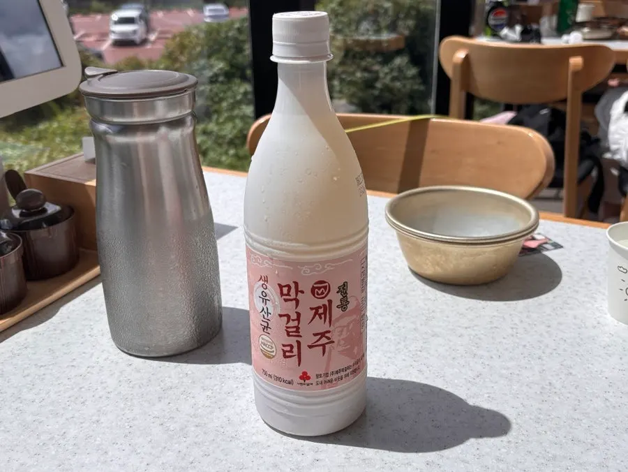 테이블에 놓인 후추와 고춧가루, 고기국수