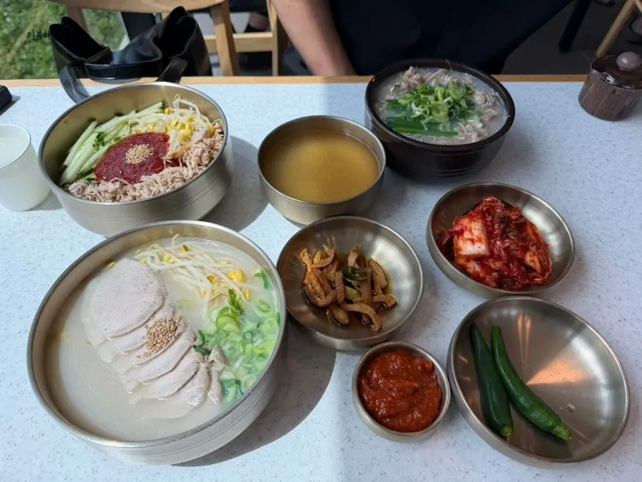 국수 두 그릇과 국밥이 놓인 창가 상차림
