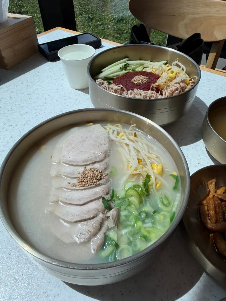 뽀얀 국물의 사골고기국수 한 그릇