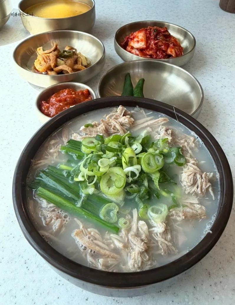 국수와 반찬이 함께 놓인 테이블