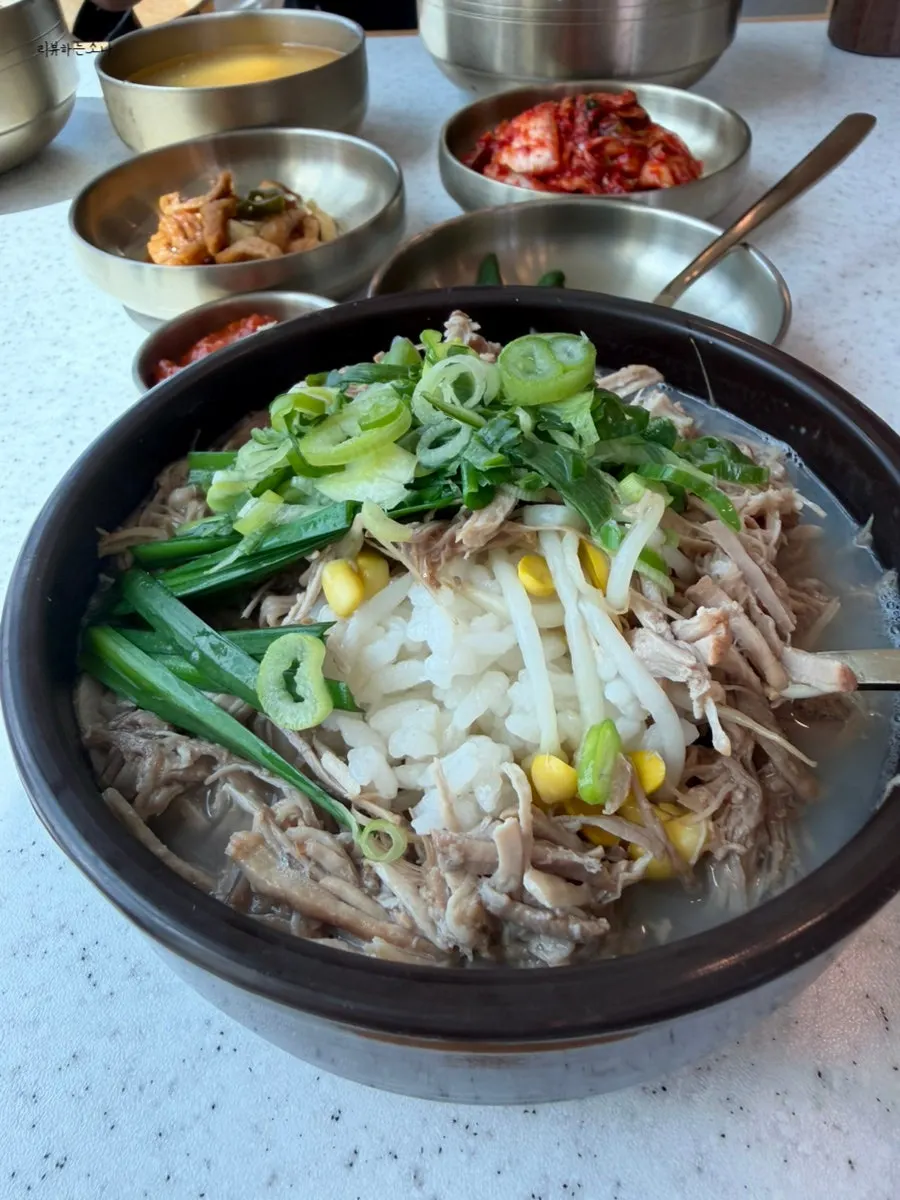 창가 테이블에 차려진 한담국수 음식