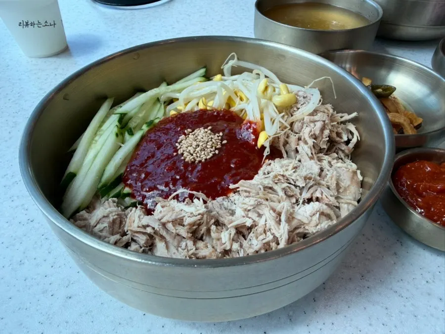 오이와 콩나물이 올라간 동치미비빔국수