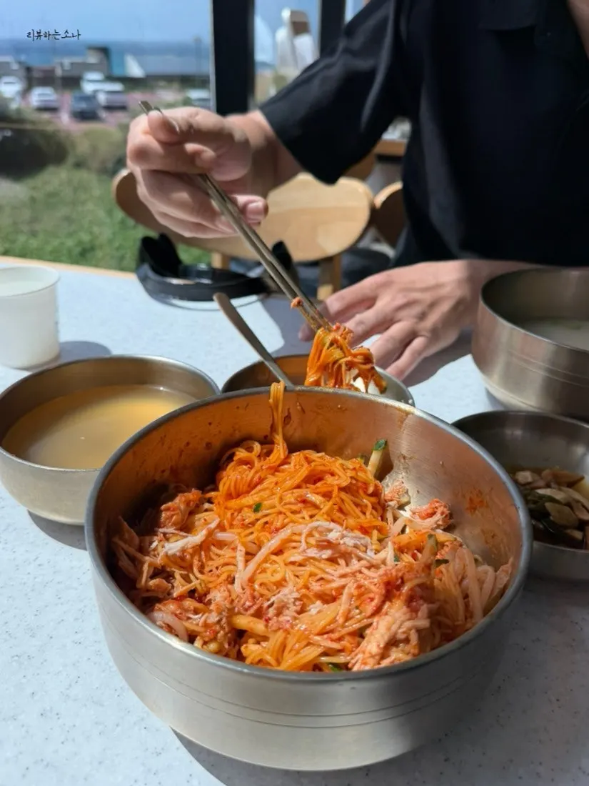 육수를 조금 넣어 비빈 동치미비빔국수