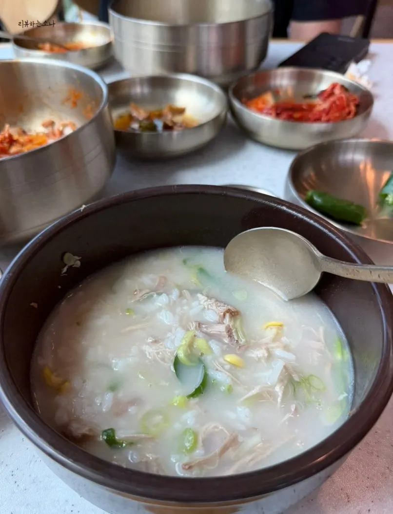 세 가지 메뉴를 함께 먹은 테이블