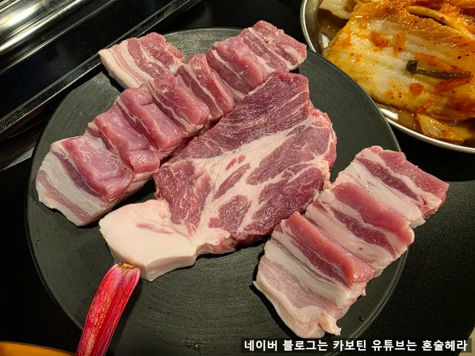 셀프바에서 담아온 쌈채소와 김치 반찬
