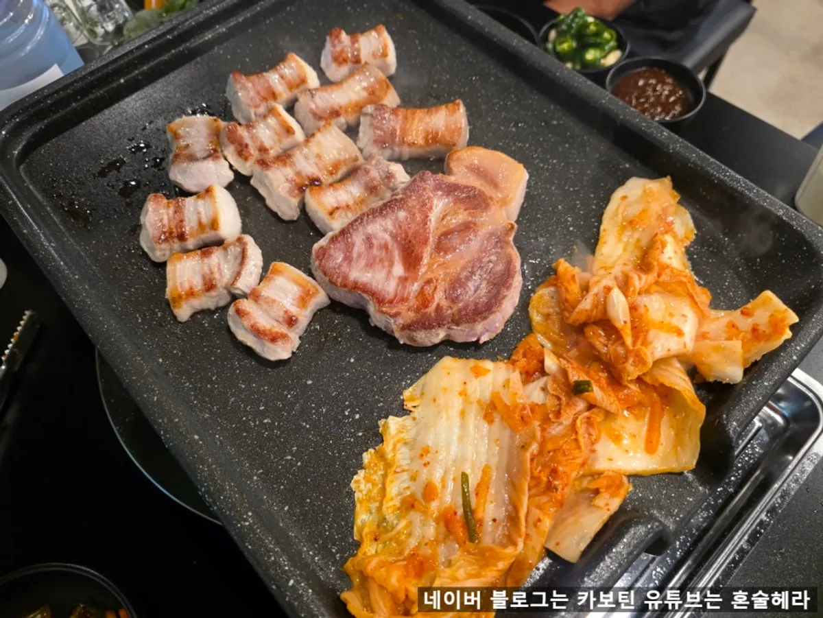 그리들에 구워지는 삼겹살과 나물