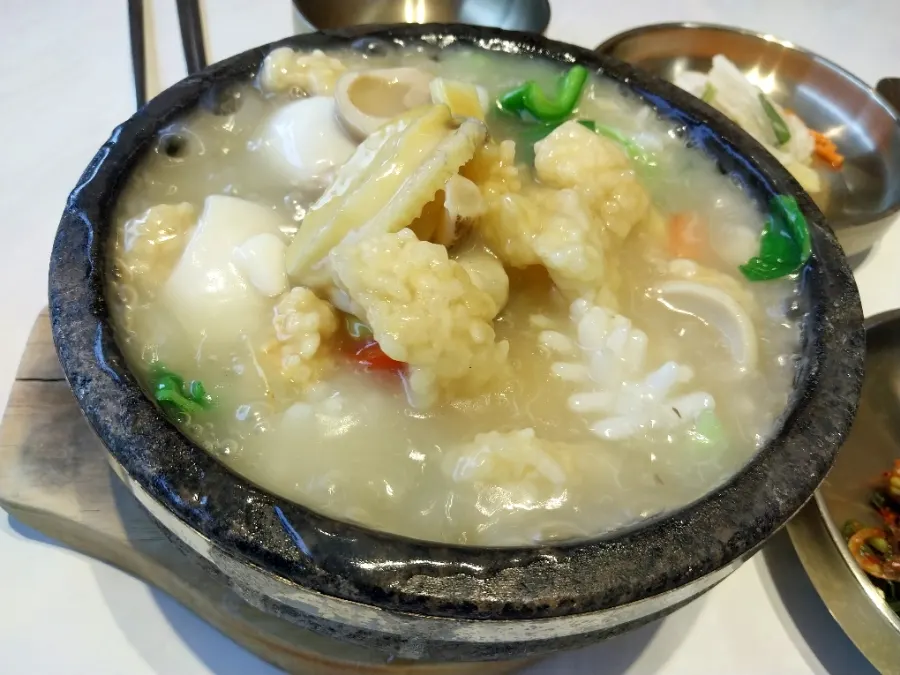 넓은 식당 내부와 서빙로봇