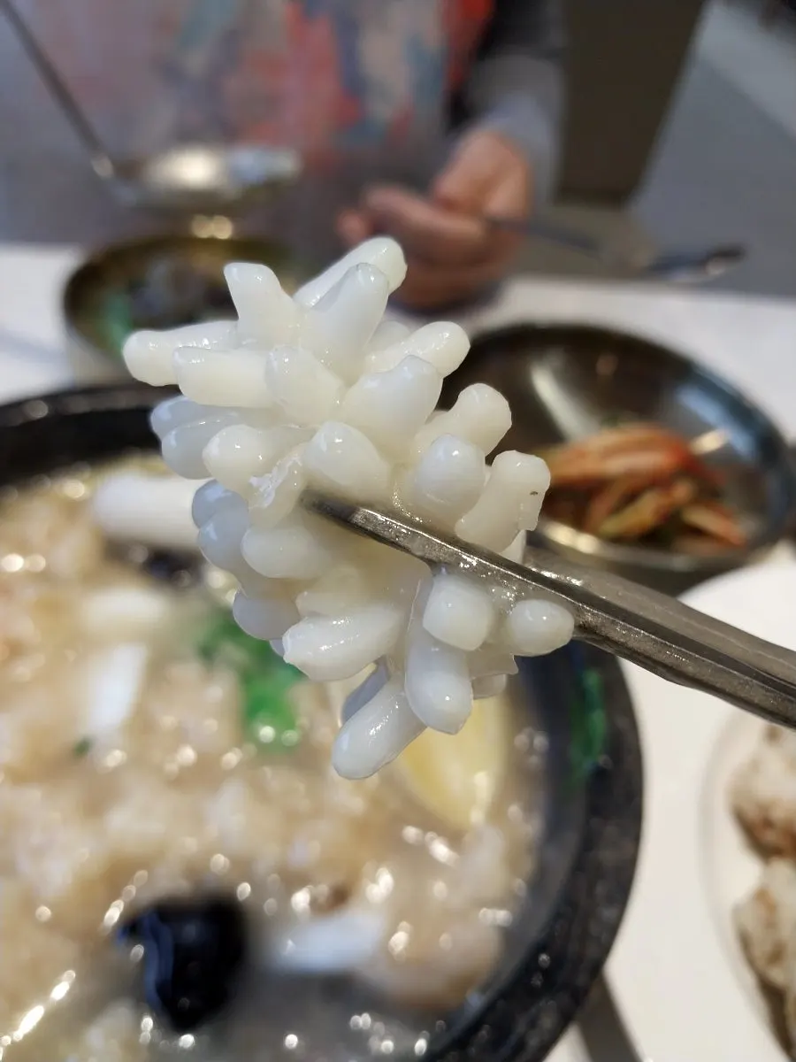 개인 접시에 덜어 먹는 누룽지탕