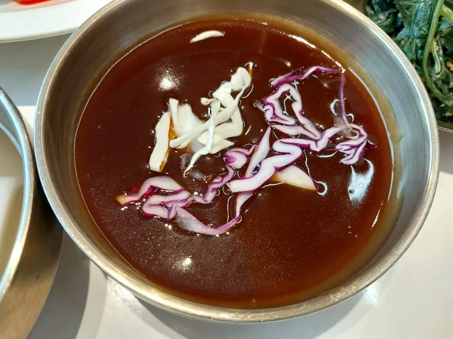해산물과 채소가 담긴 누룽지탕
