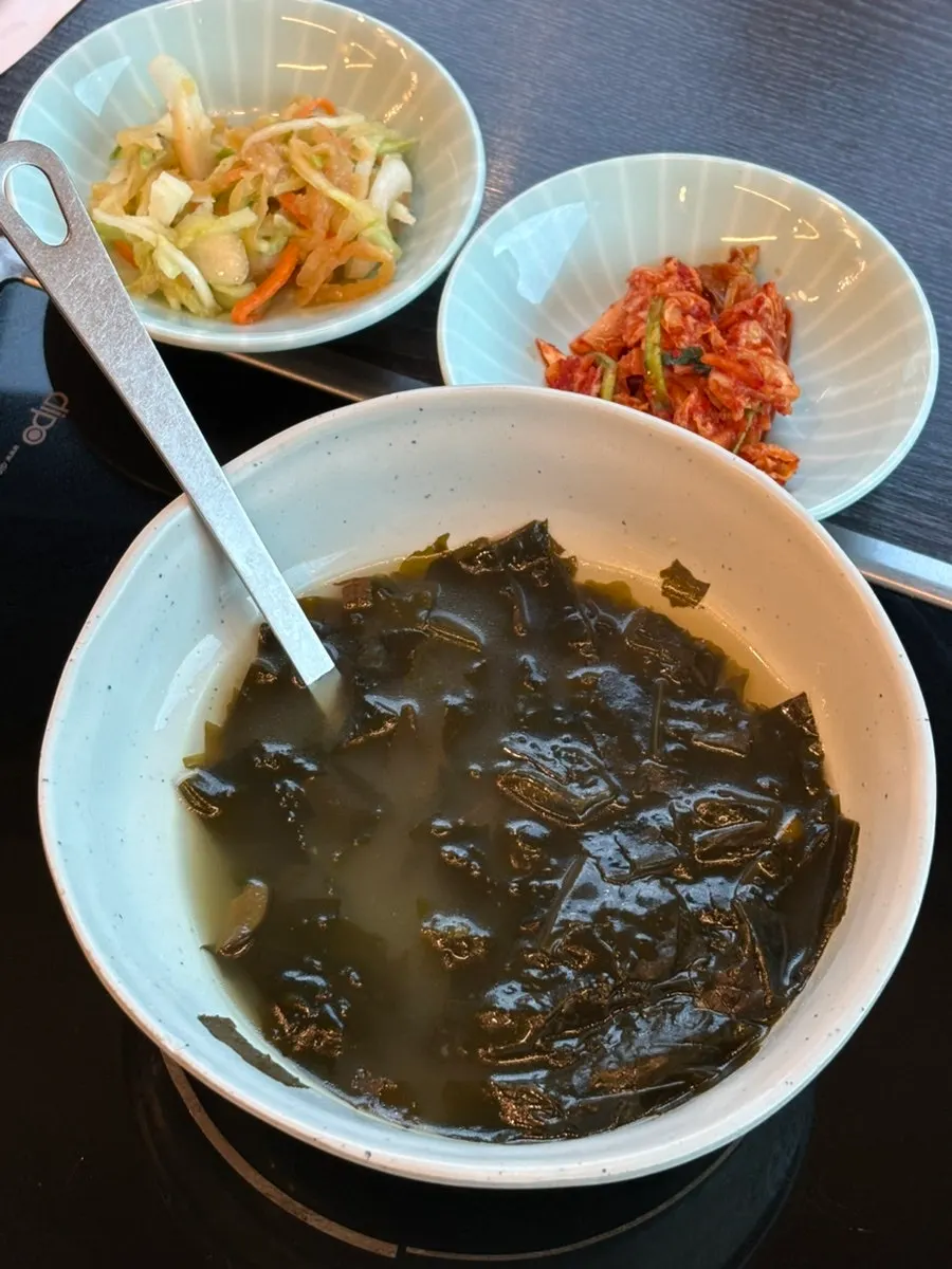수저가 세팅된 테이블