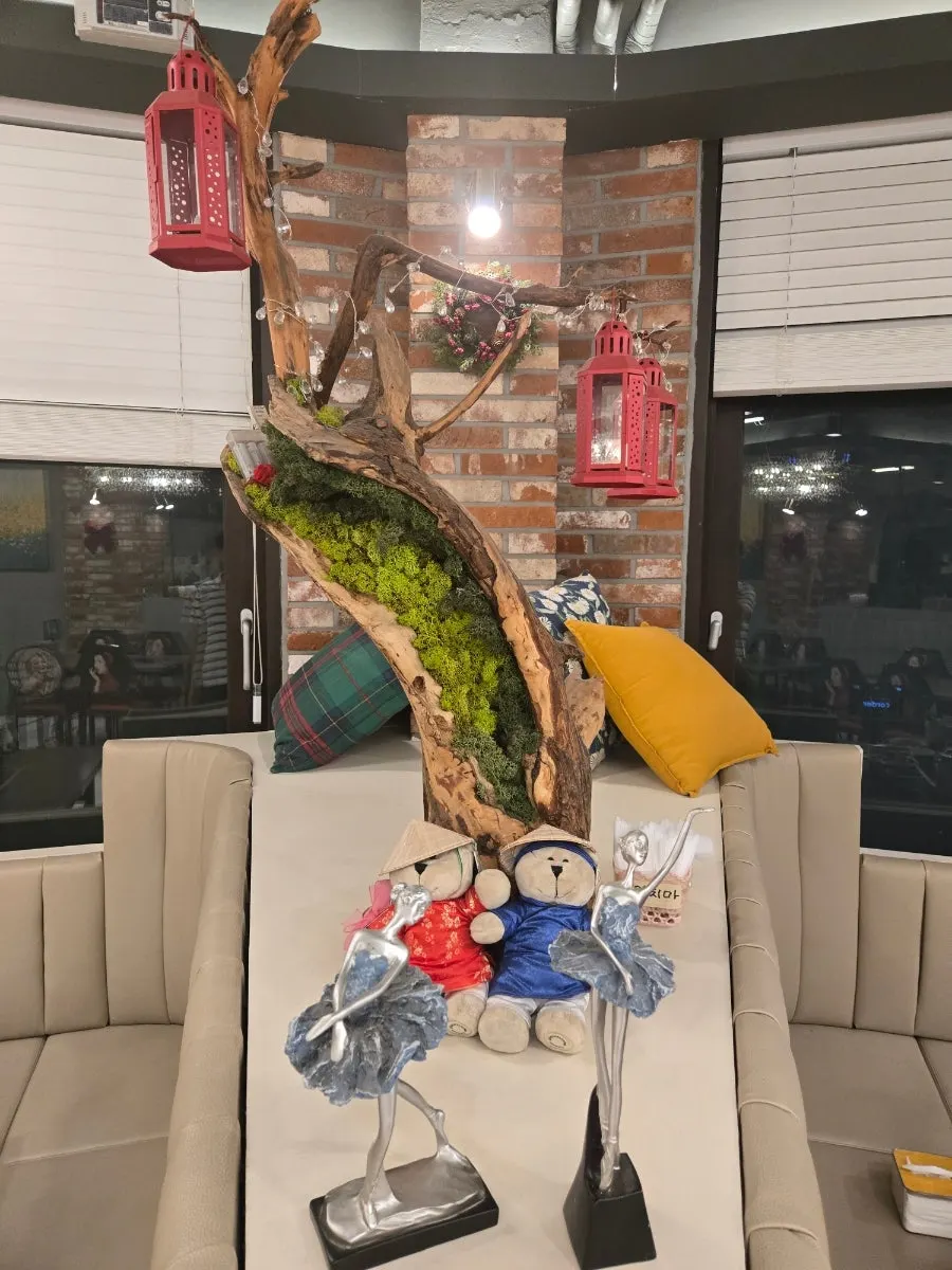 A corner of the restaurant decorated with small props