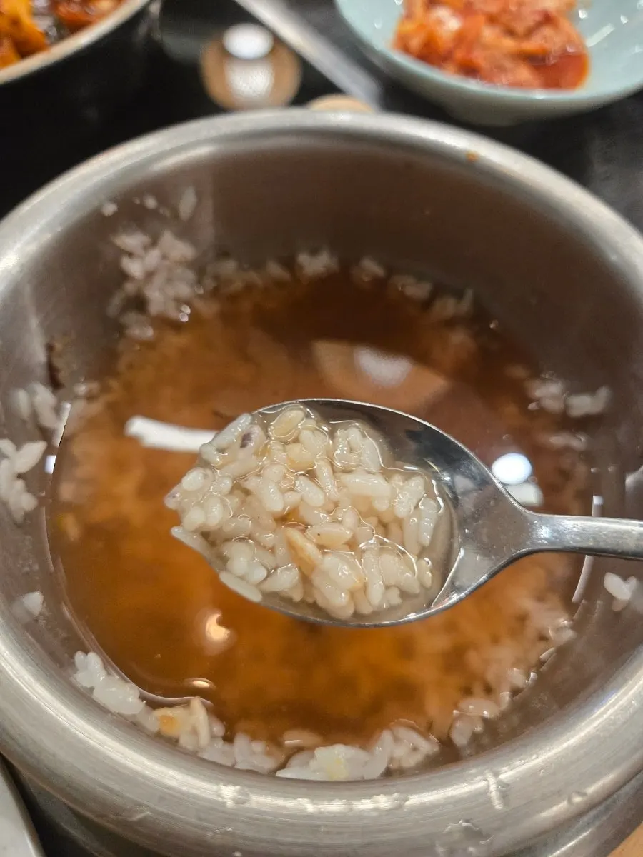 Scorched rice made by adding water to the stone pot