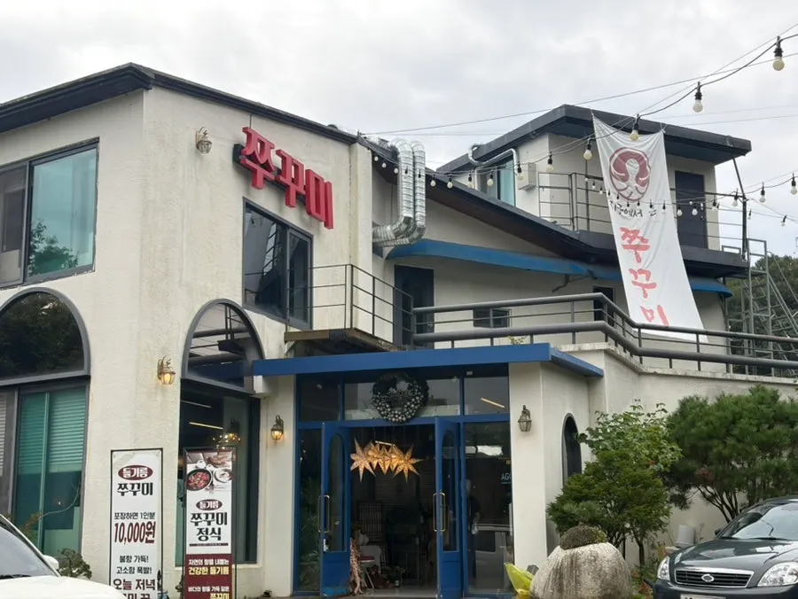 Wide parking space in front of the restaurant