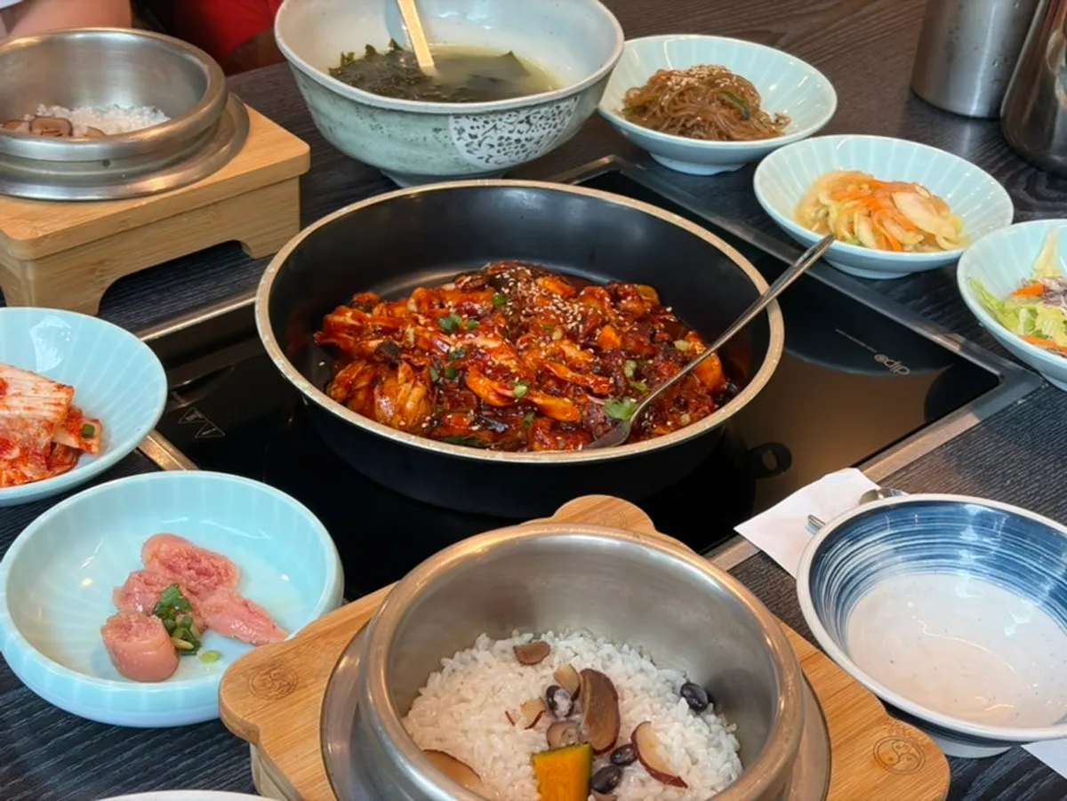 Full spread of the 2-person perilla jjukkumi set