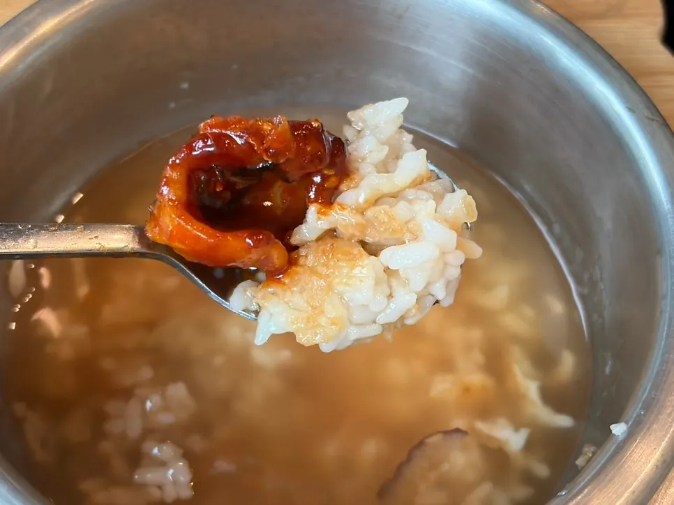 Finished scorched rice in the hot pot