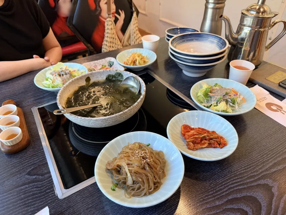 チュクミ釜飯定食の食卓