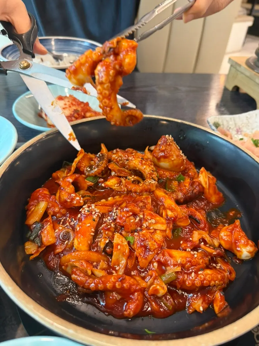A full perilla-oil jjukkumi sotbap set meal