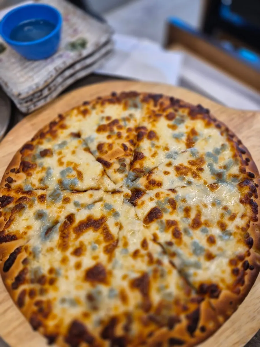 Gorgonzola pizza ordered alongside the meal