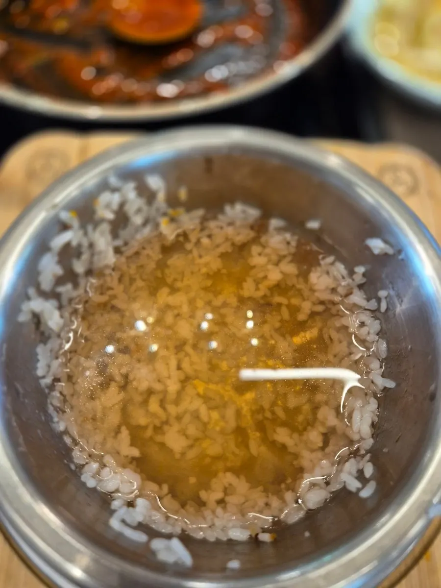 Scorched rice made from the hot pot rice