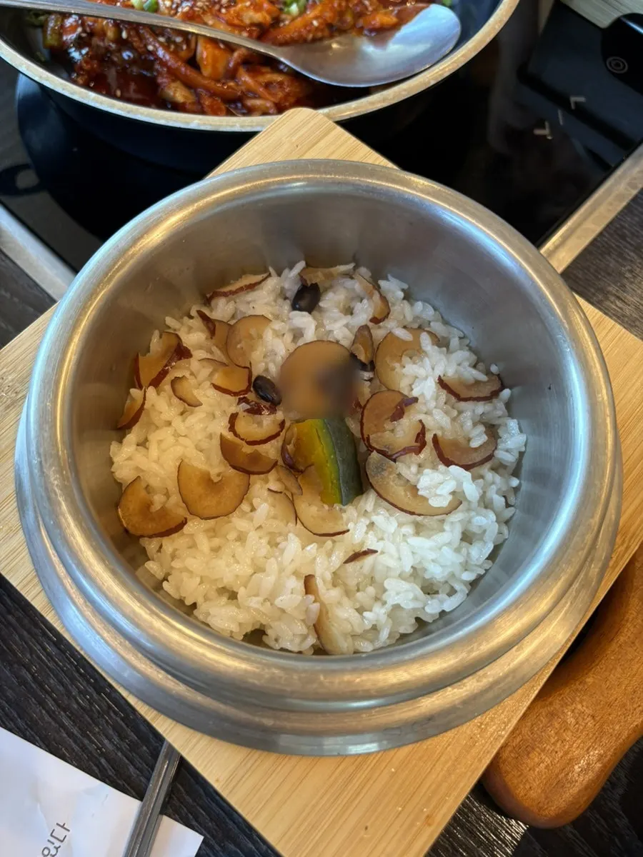 Stone-pot rice with ingredients mixed in