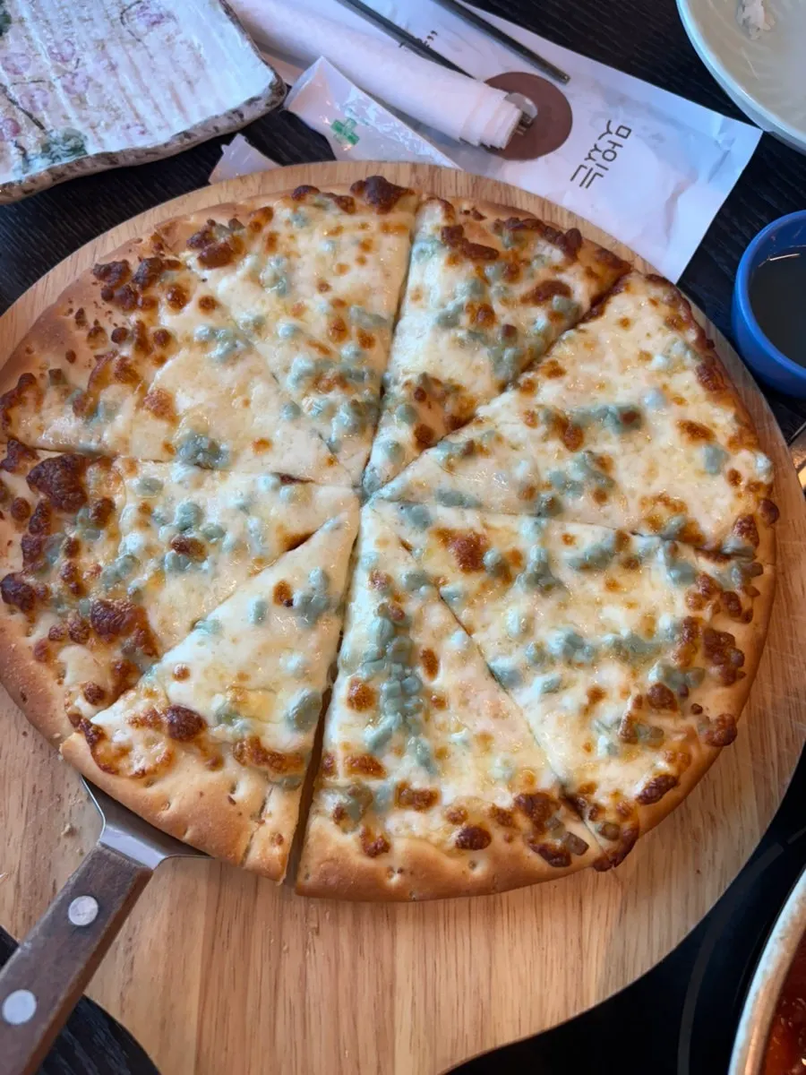 The gorgonzola pizza ordered alongside