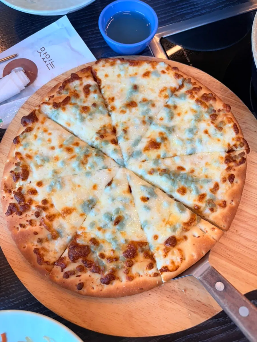 Sliced gorgonzola pizza
