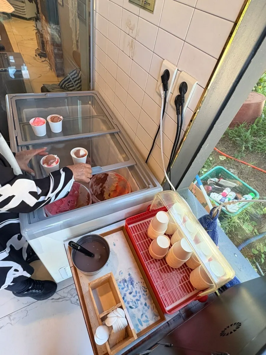 Hangang ramyeon cooker at the entrance