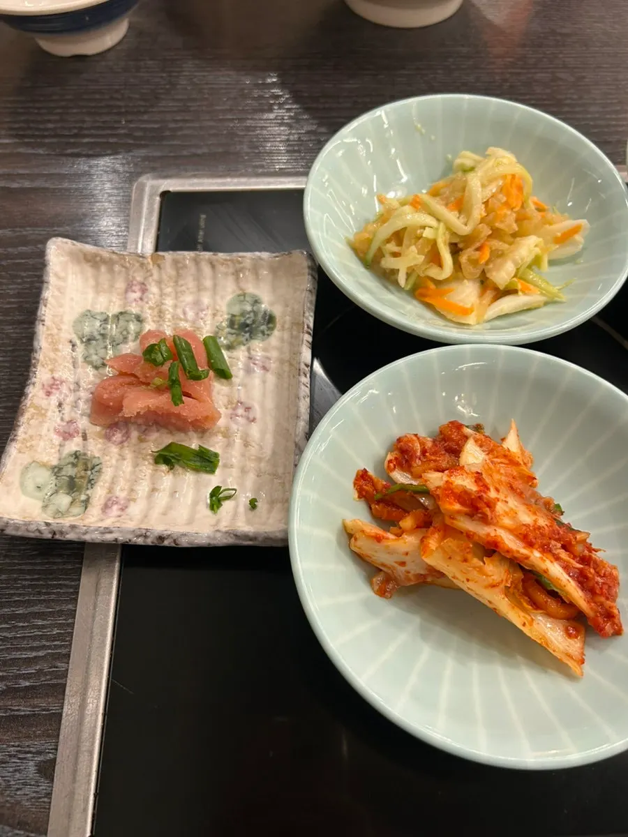 테이블에 차려진 밑반찬 한 상