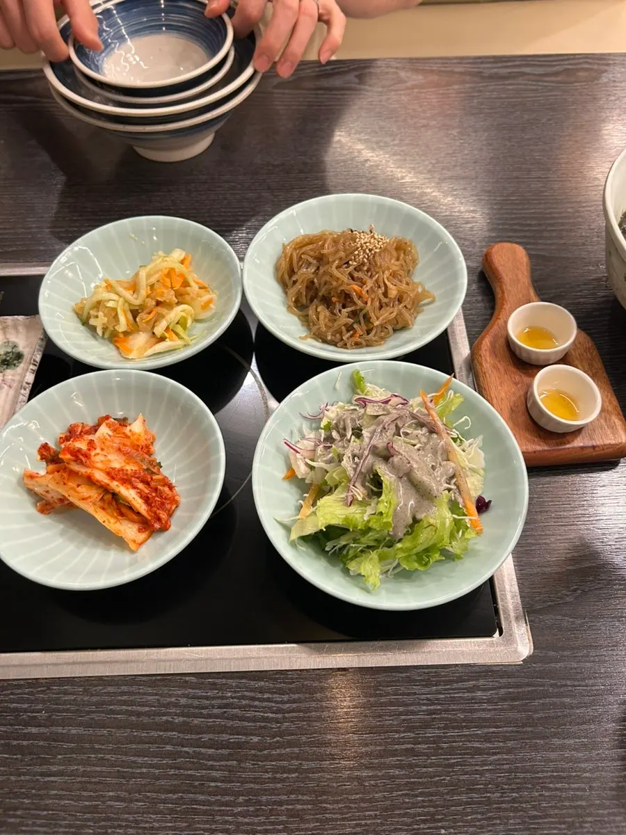명란젓과 잡채 등 밑반찬 접시