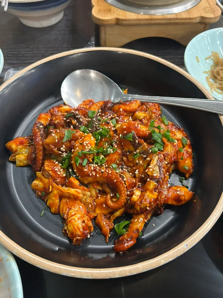 통깨와 파가 올라간 쭈꾸미정식 볶음