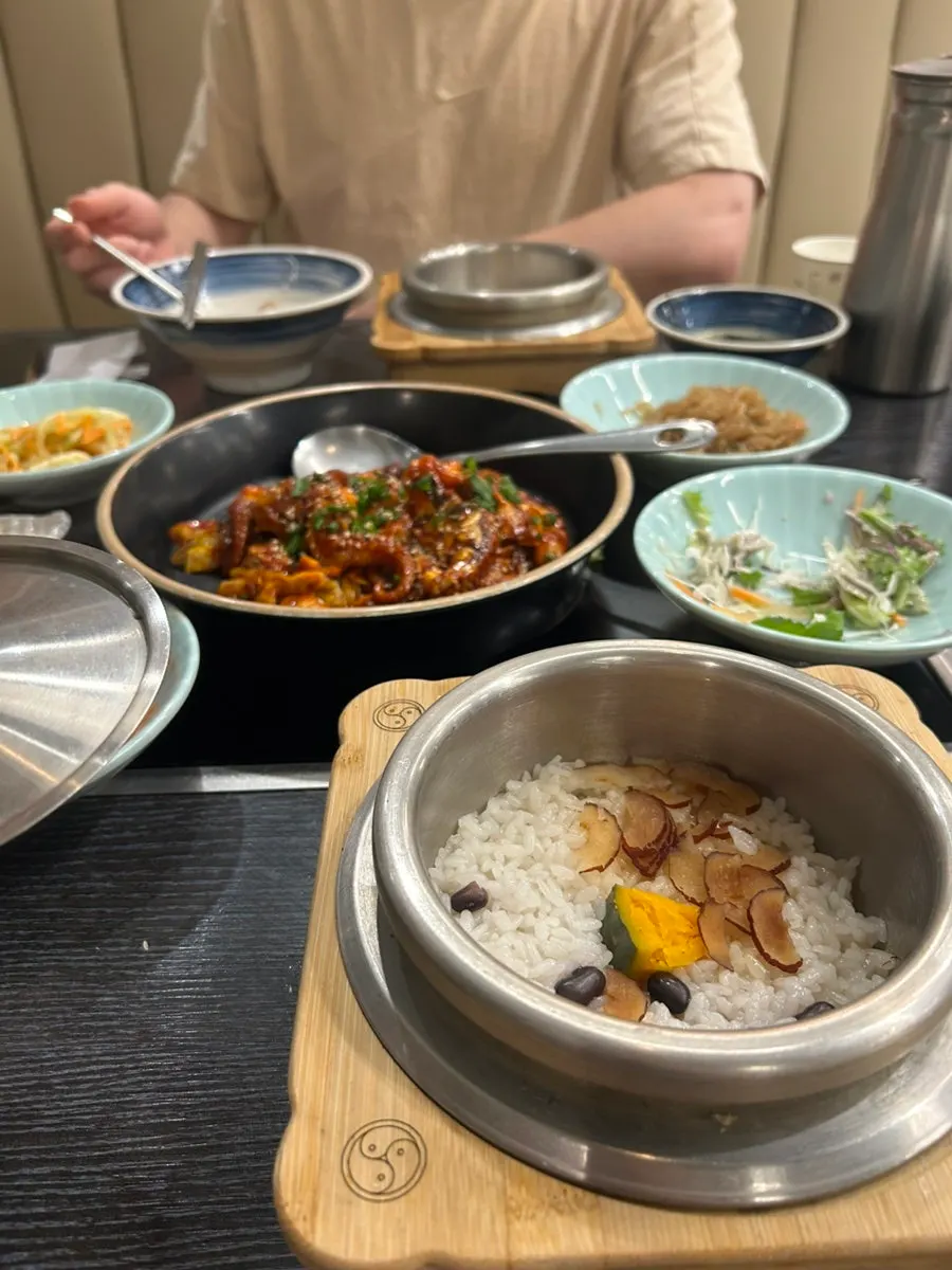 개인접시에 덜어 밥과 비빈 쭈꾸미