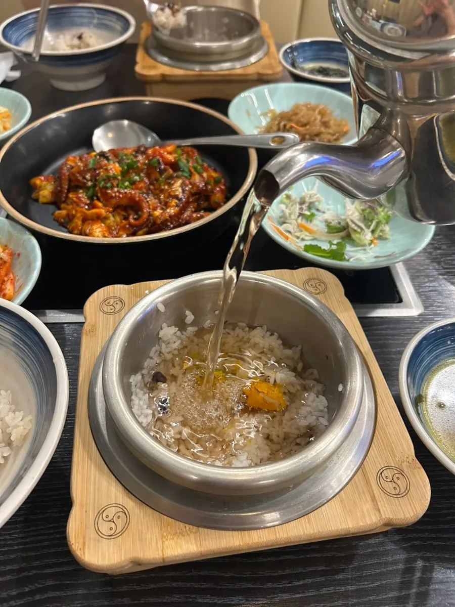 함께 나온 솥밥 한 그릇