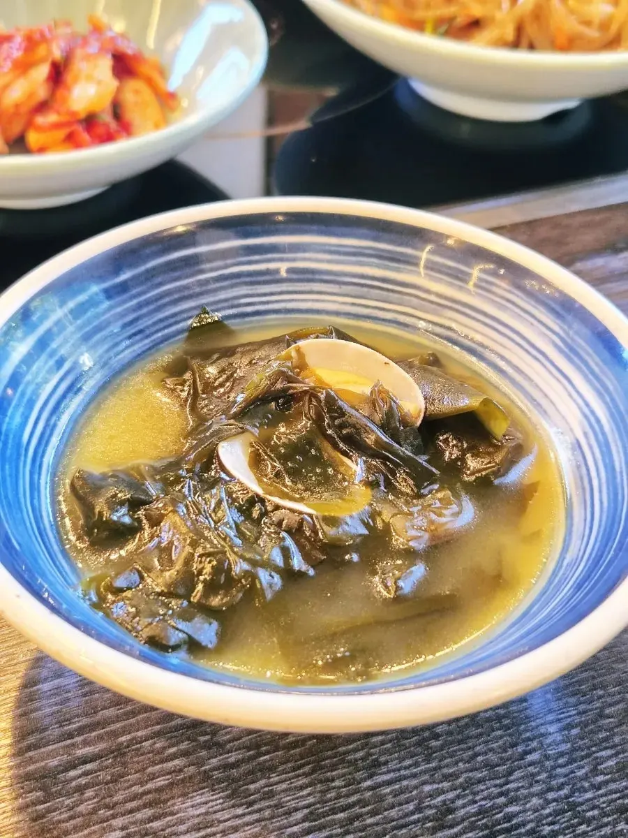 정식과 함께 나온 샐러드