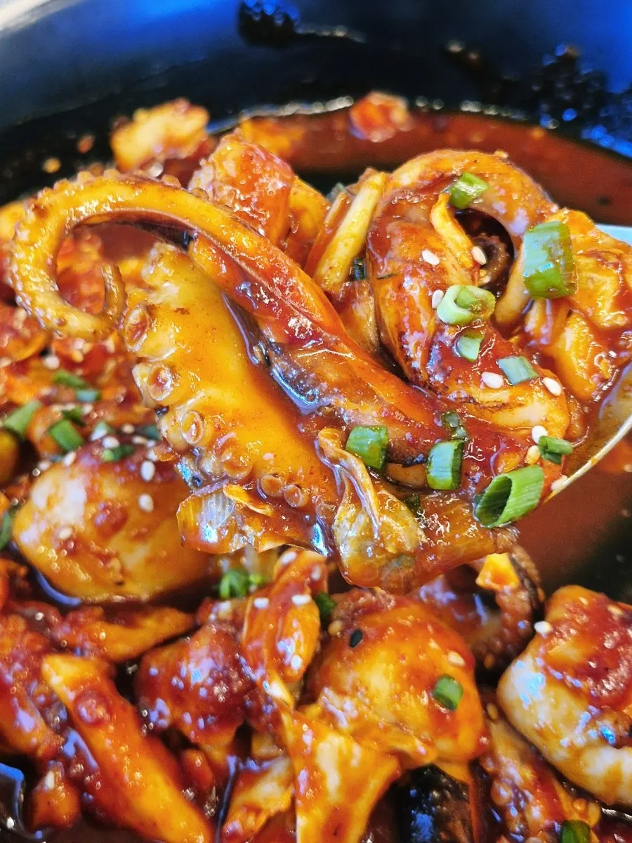 숟가락에 담은 쭈꾸미 비빔밥