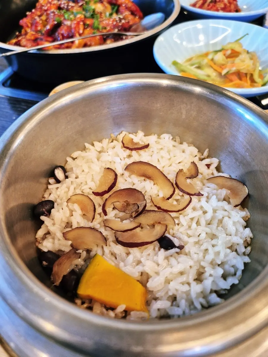 솥에 남은 누룽지로 만든 숭늉