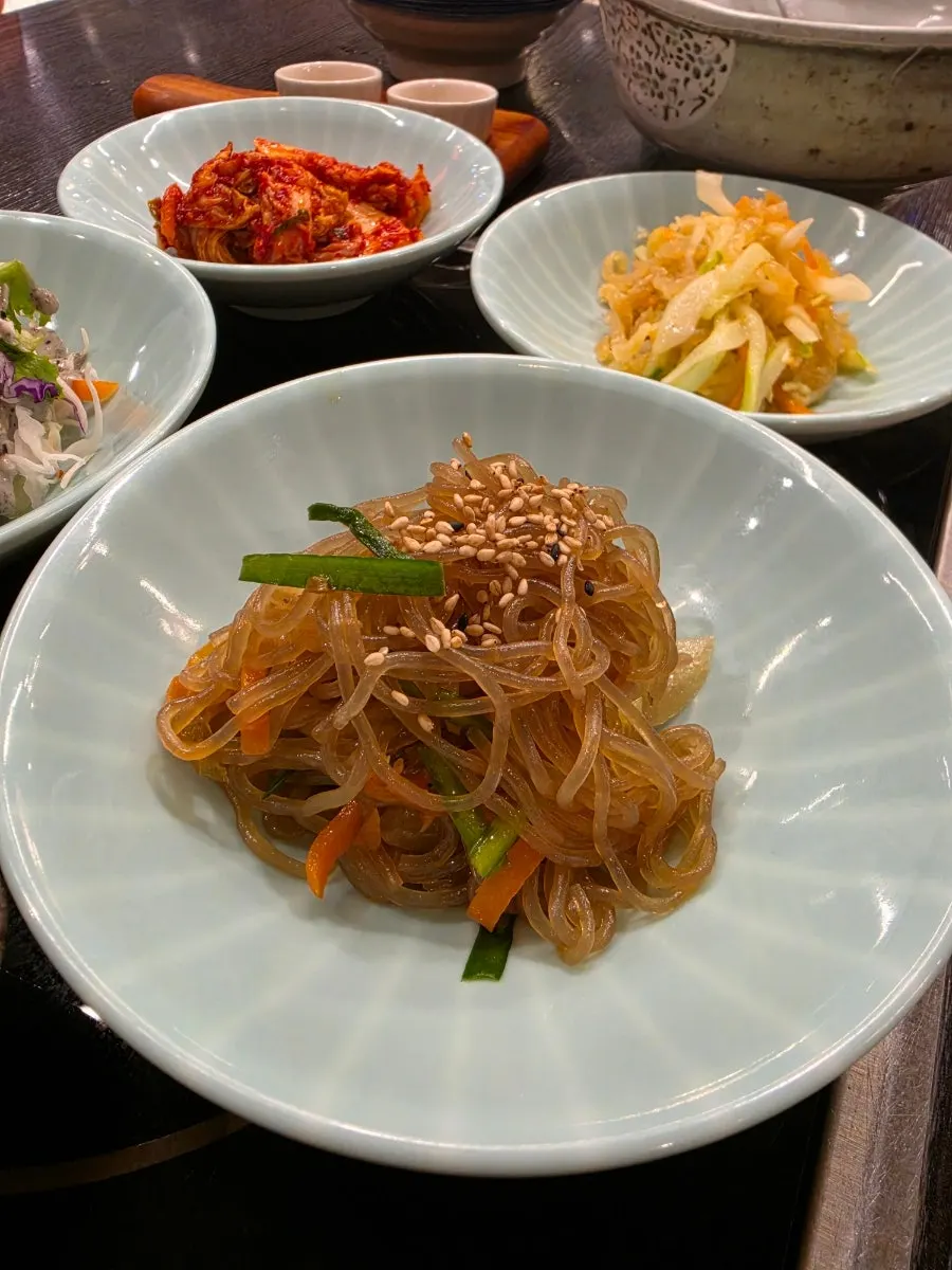 정갈하게 차려진 밑반찬 한상