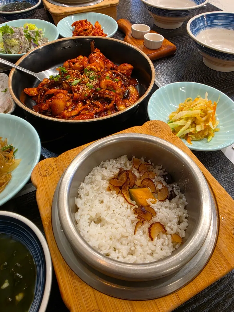 김이 오르는 찰진 솥밥