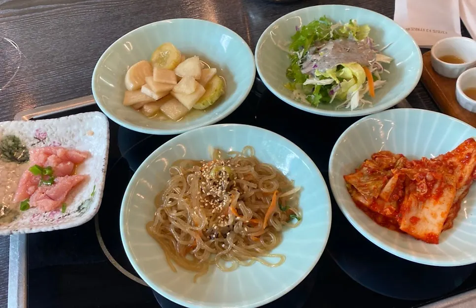 김치와 잡채, 샐러드 등 기본 반찬 한 상