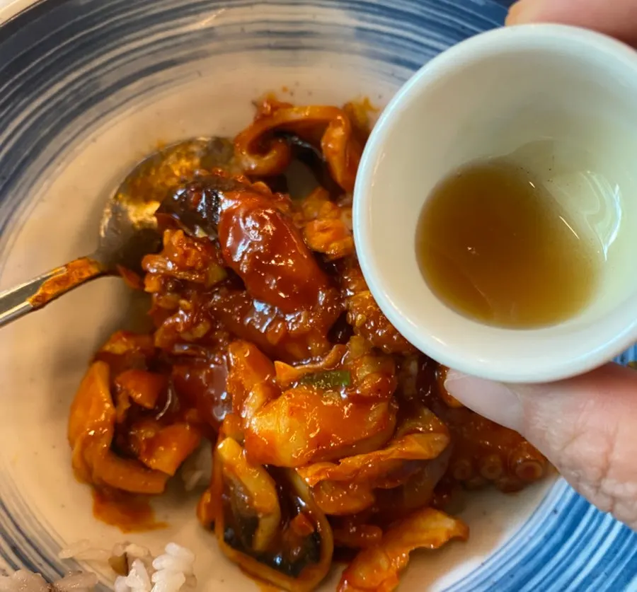 매콤한 양념이 묻은 쭈꾸미 비빔밥 한 숟갈