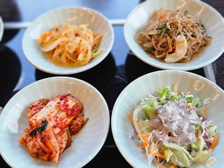 Hot-pot rice, seaweed soup, and basic side dishes