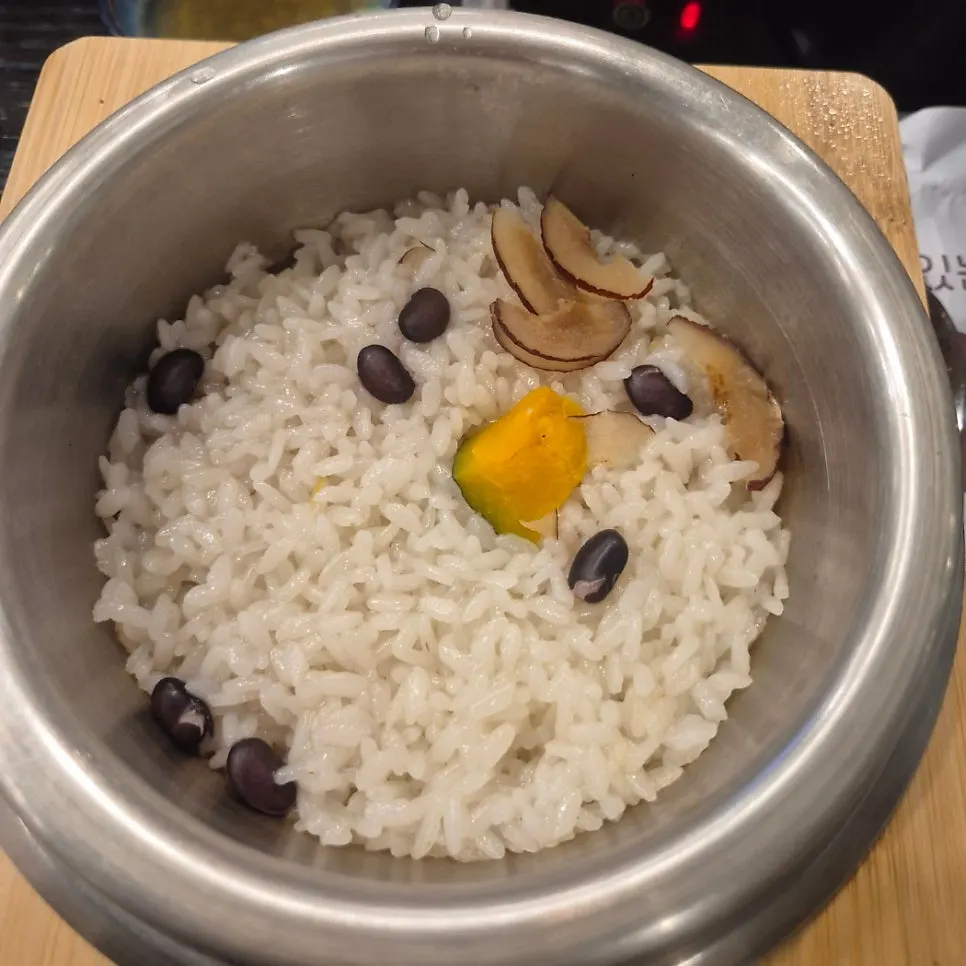 매장 앞 주차 공간이 있는 식당 전경