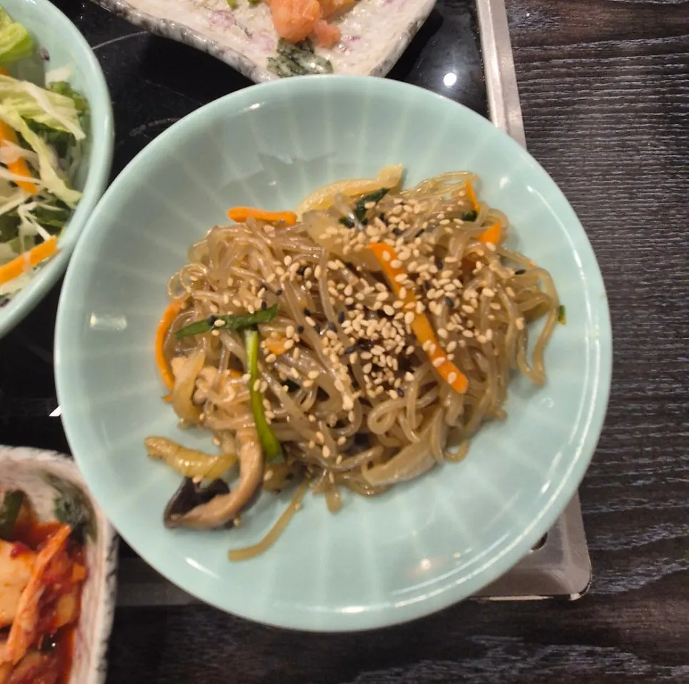 김치와 잡채 등 밑반찬 접시