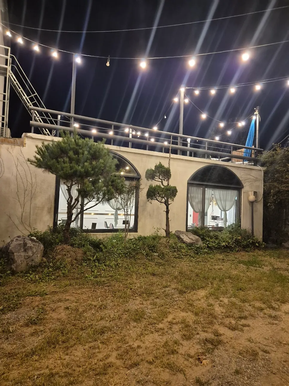 조명이 켜진 저녁 매장 외부
