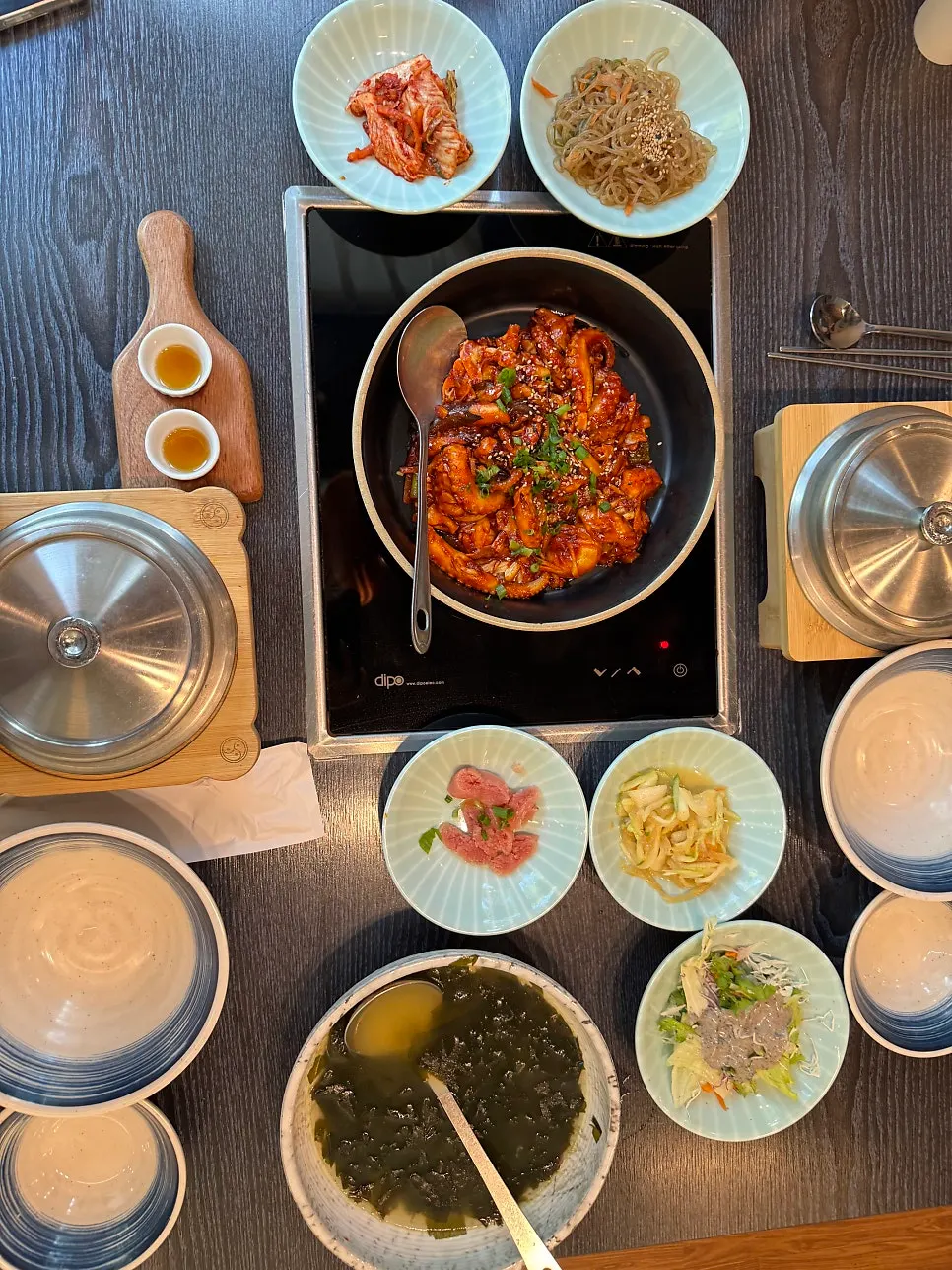 상에 차려진 방앗간들기름쭈꾸미 한 상